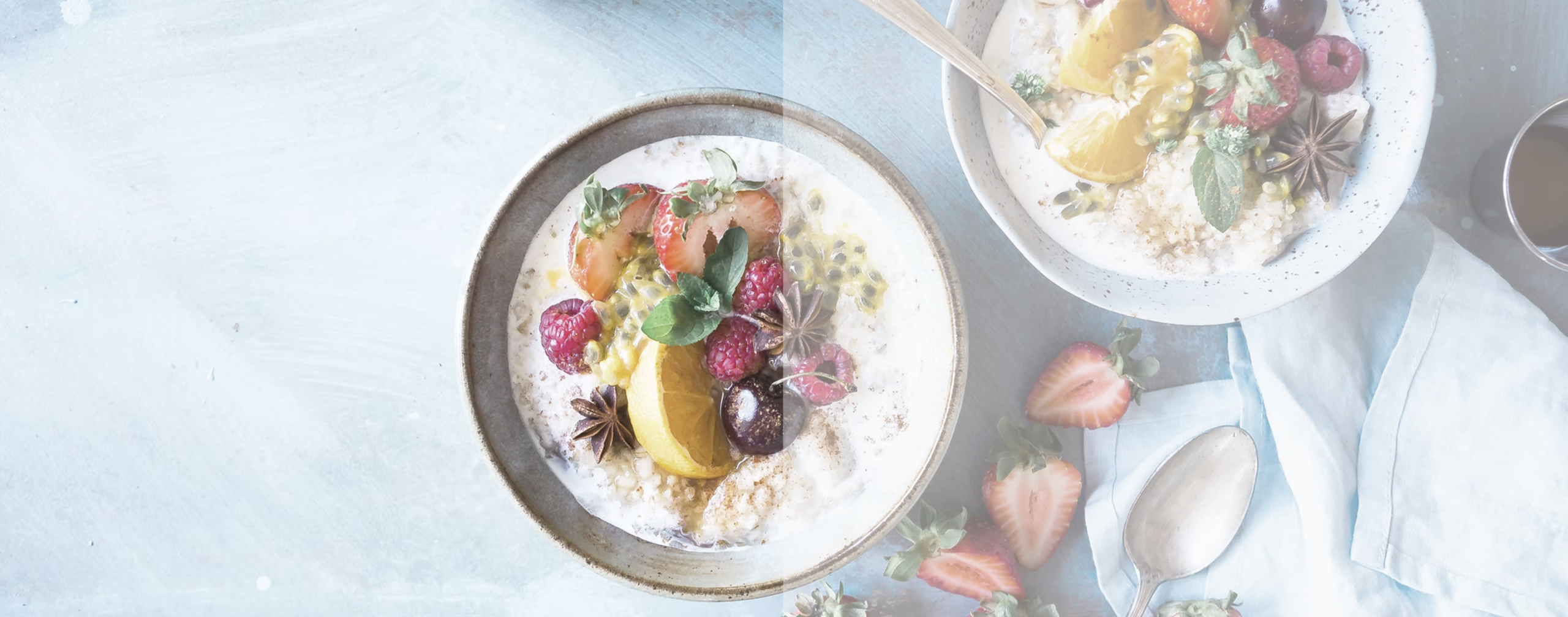 Zwei Schüsseln mit Porridge und Obst